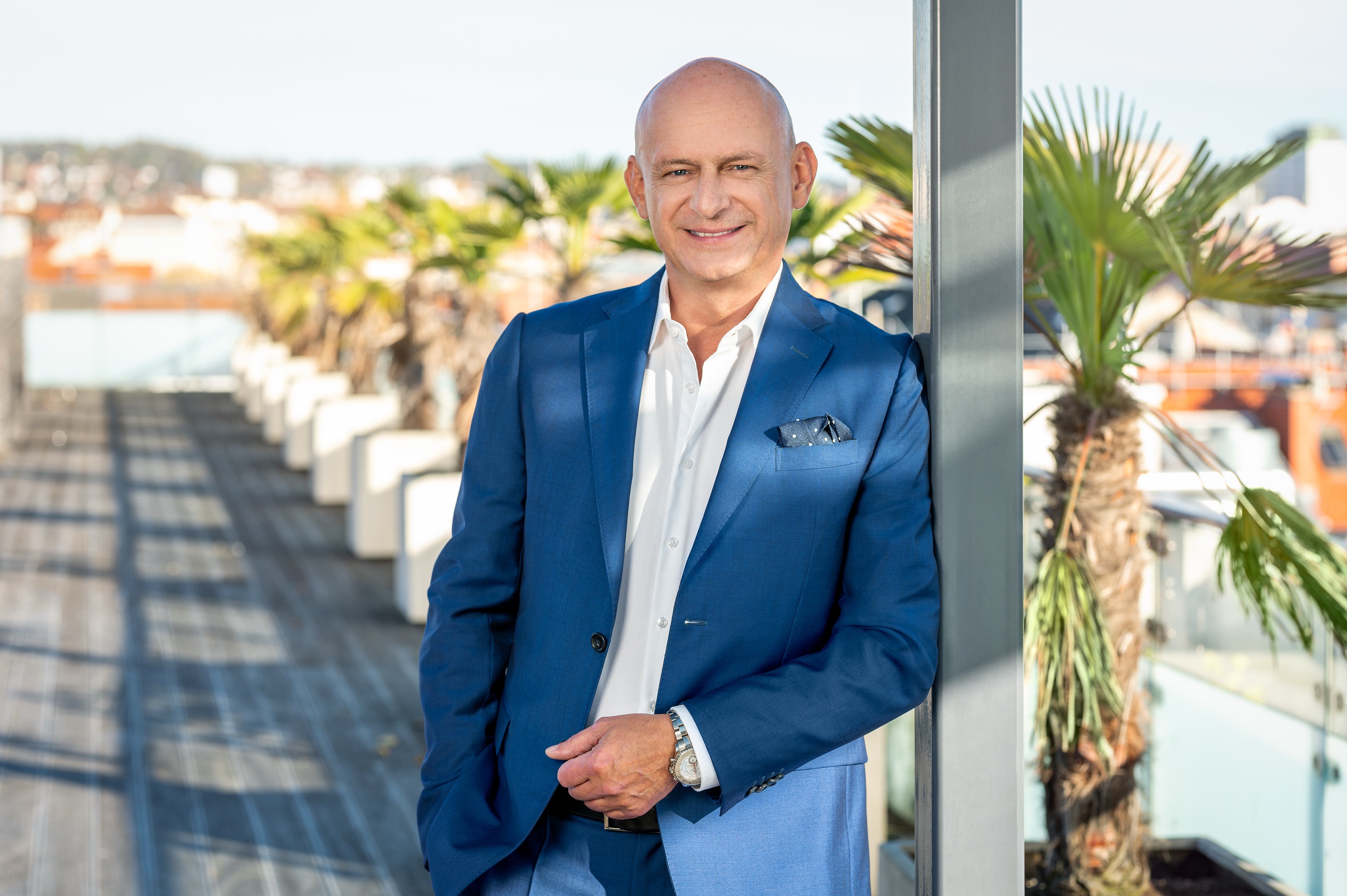 Hubert Freidl – Entrepreneur, standing, rooftop Dubai